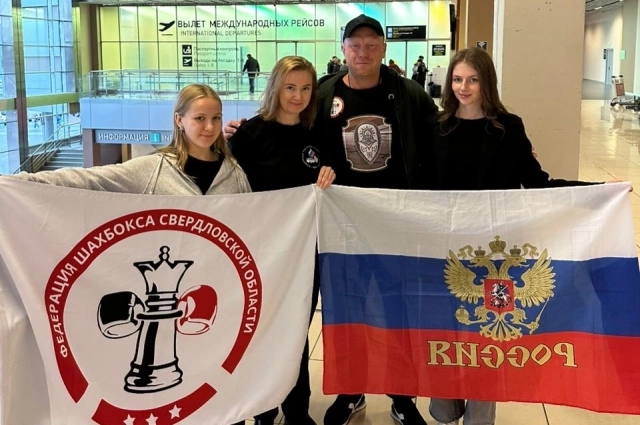 Анастасия (слева), её мама Наталья (вторая слева), президент федерации шахбокса Евгений Козявин (посередине) и тренер Дарья Семёнова (справа) радуются победе в Сербии. 