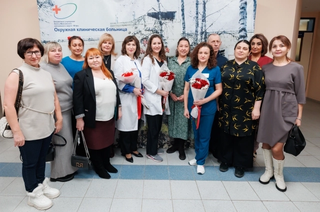 Врачи со своими пациентами.