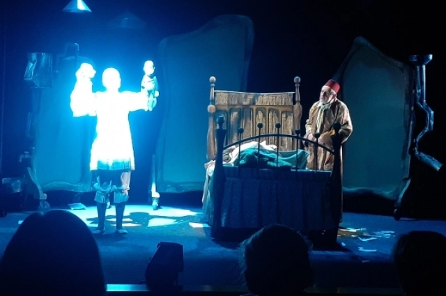 Сцена из спектакля «Предложение» (12+). 