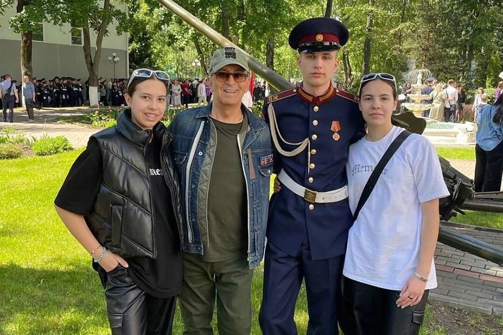 Александр Буйнов с внуками.