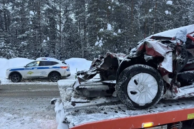 На кадре запечатлено, что стало после ДТП с машиной, в салоне которой находился художник.