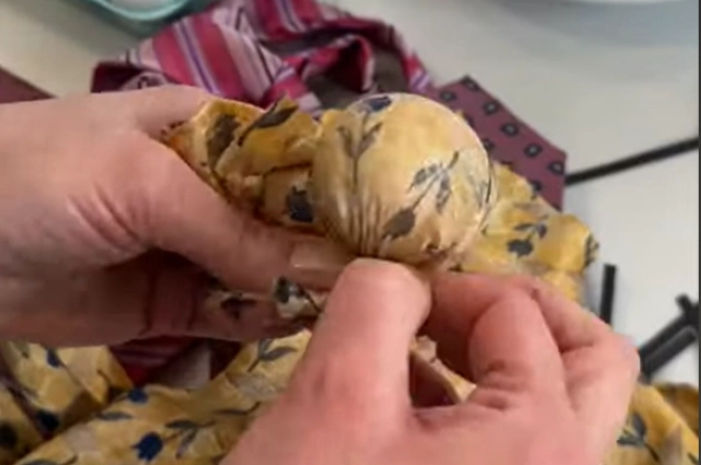 Краска на тканях может быть токсичной, такие яйца опасны.