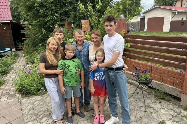 Тимофей с семьей.
