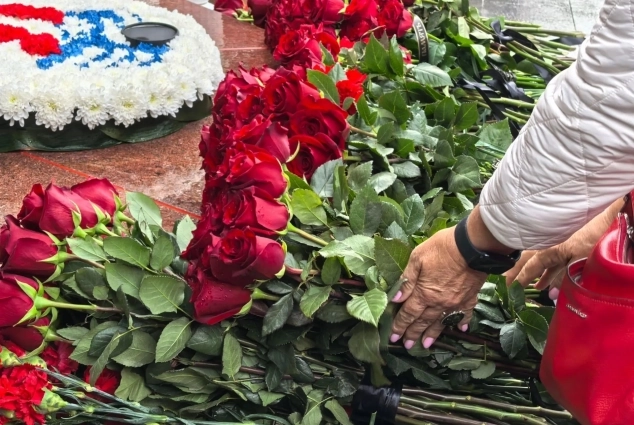 К мемориалу возложили сотни цветов.