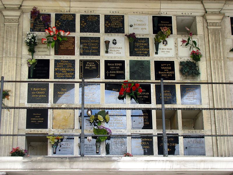 Колумбарная стена на кладбище Пер-Лашез в Париже, где помещена урна с прахом Н. Махно, и именная плита, закрывающая нишу захоронения.