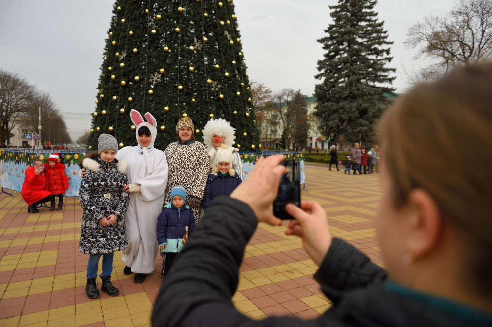 Погода в майкопе. Елка в Майкопе 2022. Майкоп елка Горпарк 2021. Горпарк Майкоп 2022.