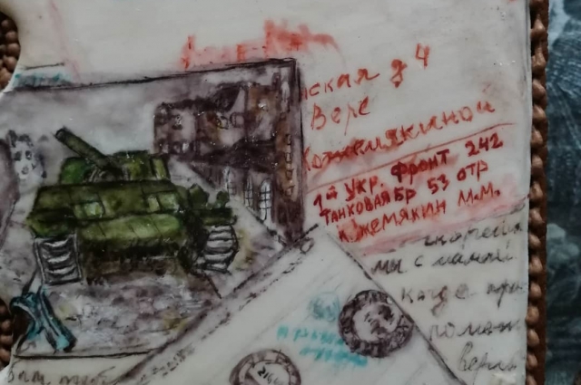 На первом развороте нарисован танк в честь дедушки и фрагменты писем с фронта, которые он писал своей матери