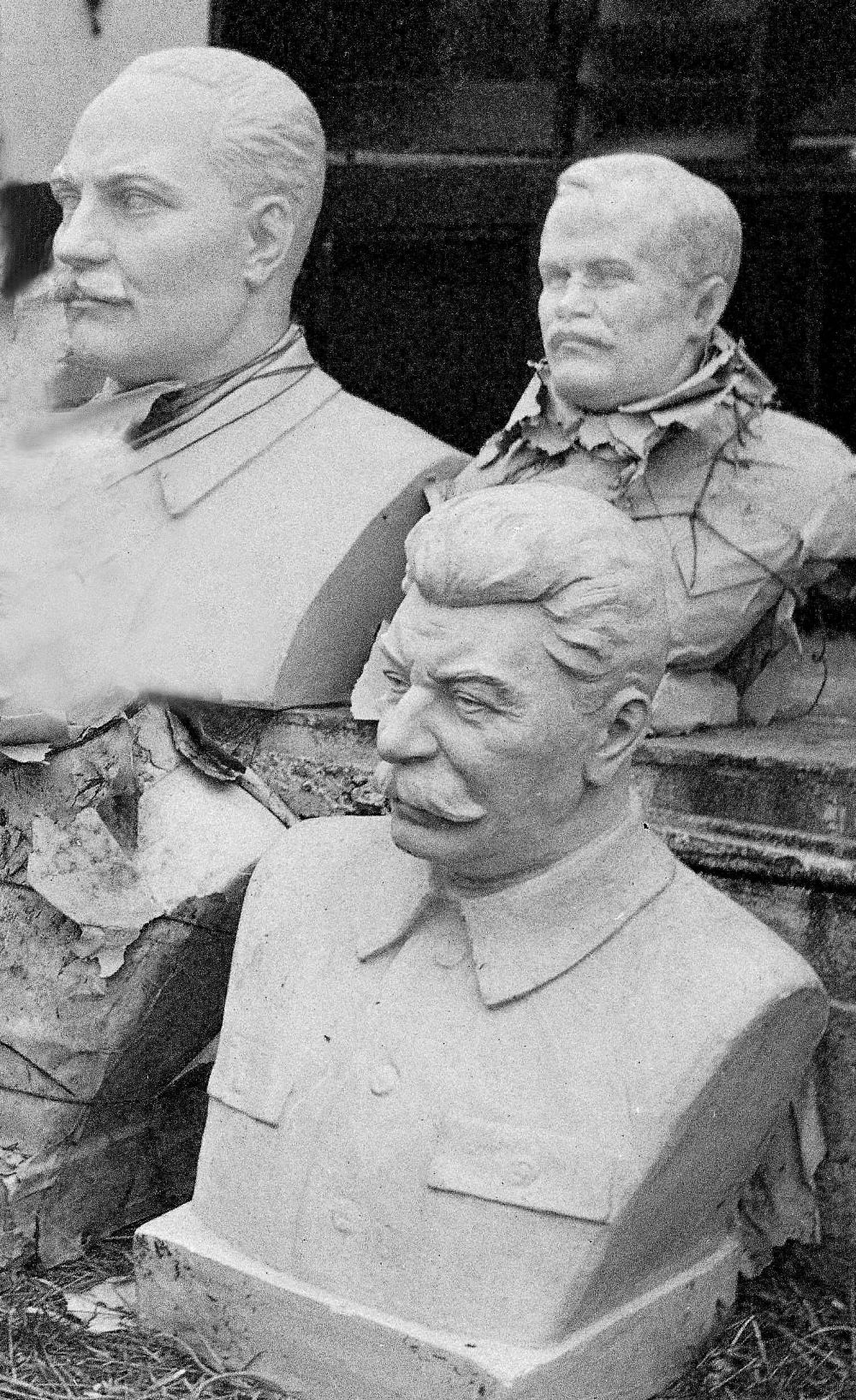 А вот, оказывается, кто. В центре – бюст Сталина, слева – Кагановича, вверху справа – Молотова. 