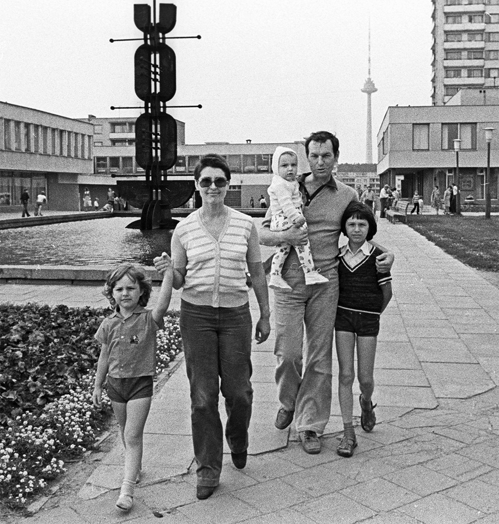 Народный артист Литовской ССР Регимантас Адомайтис и его жена певица Государственной филармонии Литовской ССР Эугения Байорите гуляют с детьми. 1984 год.