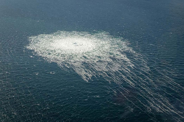 Пузырьки газа из газопровода «Северный поток — 2», достигающие поверхности Балтийского моря.