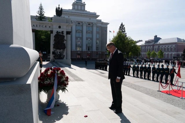 Возложение цветов к памятнику Шаймуратову
