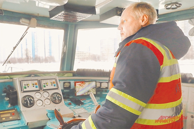 Капитан-механик Феликс Лобанов уверенно ведёт судно во льдах.