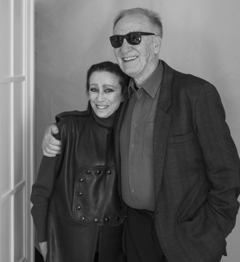 Портрет великой примы-балерины Большого театра СССР Майи Плисецкой. На фотоснимке ее обнимает бесконечно любящий её супруг.