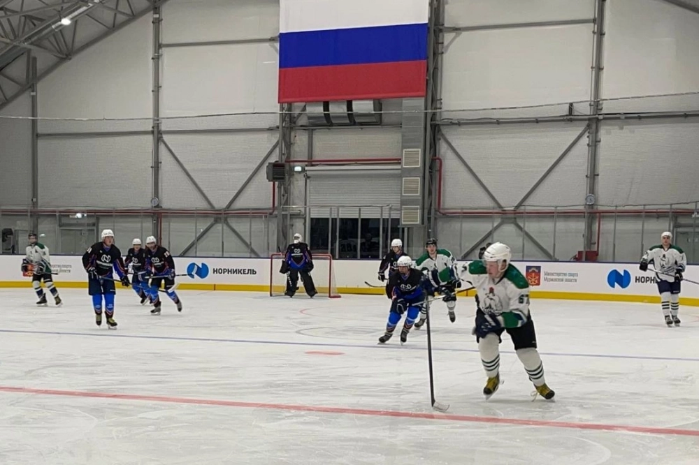 Первый хоккейный матч прошёл на ледовой арене.