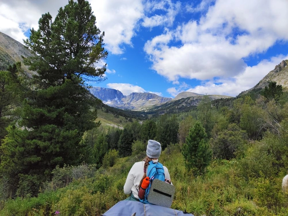 Сидя на коне, можно спокойно любоваться видами.