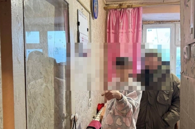 Мать продемонстрировала, где ребёнок получил травму головы. 