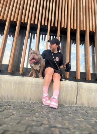 Яна со своим буллем Зевсом.