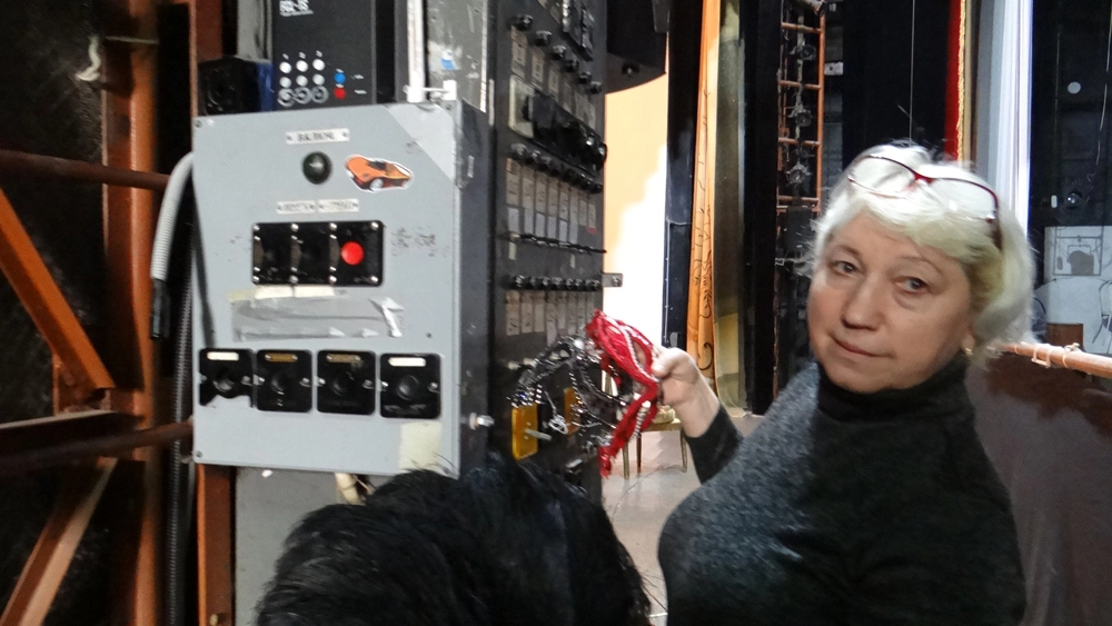 Наталья Темченко - за пультом управления сценой. 