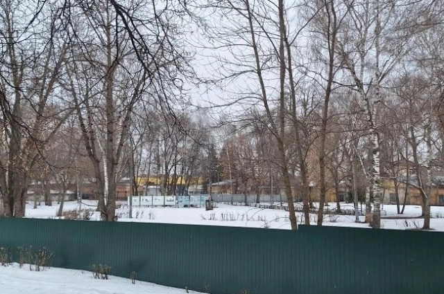 Внутри сквера можно увидеть памятный знак