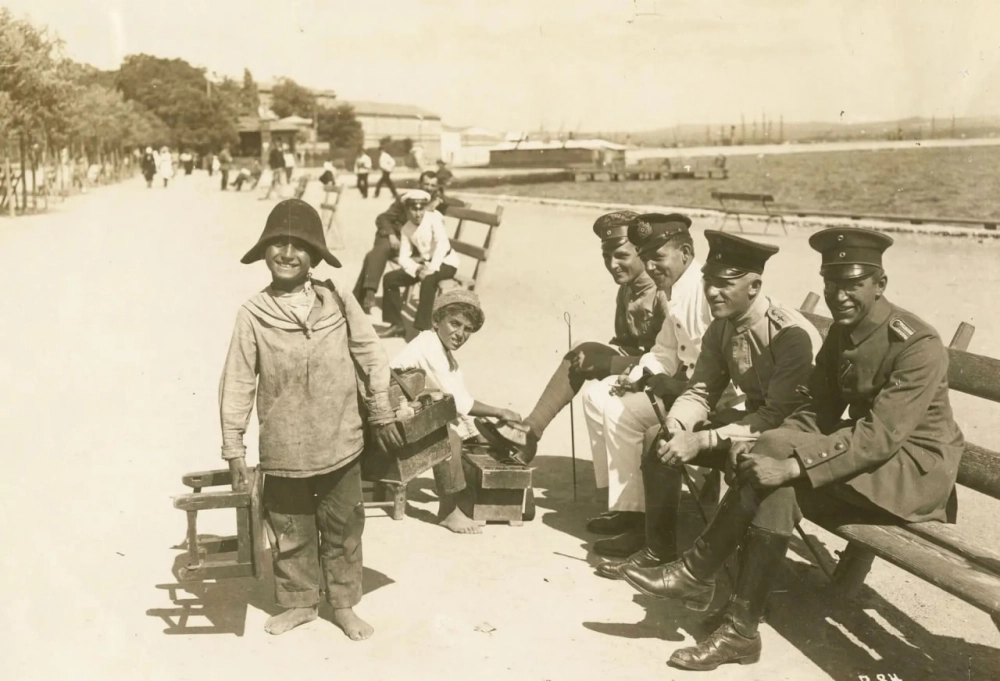 Чистильщики обуви и немецкие офицеры. Керчь, 1918 г.
