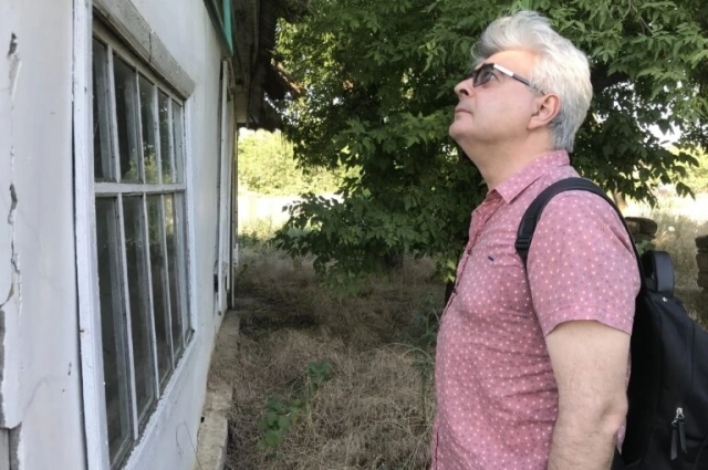 Краевед Георгий Багдыков около домика художника Мартироса Сарьяна.
