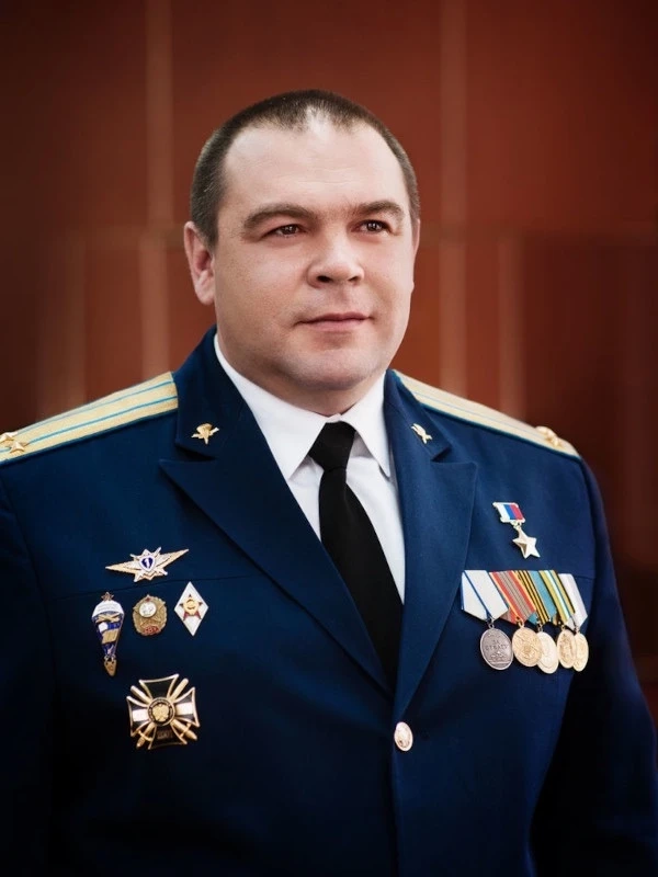 В 2000 году Миненков был удостоен звания Героя России.