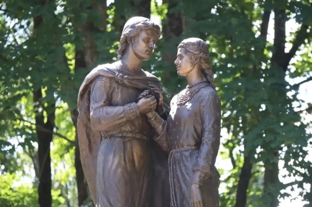 Памятник святым благоверным Владимиру и Агриппине.