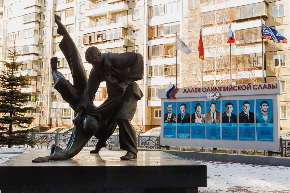 Бюст около дворца спорта дзюдо в Челябинске.