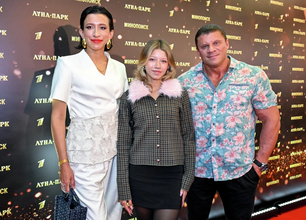 Супруги актеры Елена Борщева, Валерий Юшкевич и их дочь Марта.