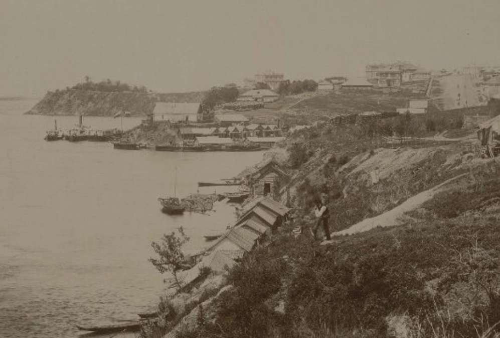 Береговая часть и пароходы у пристани в Хабаровке. 1890-е годы.