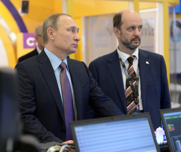 Владимир Путин и Герман Клименко во время осмотра выставки перед началом пленарного заседания первого российского форума «Интернет Экономика».