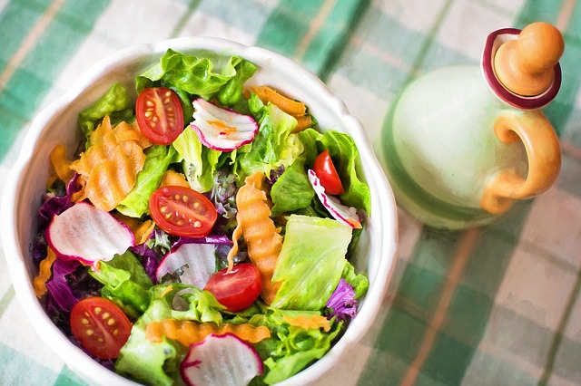 Зелёные овощи - прекрасная основа для лёгкого салата.