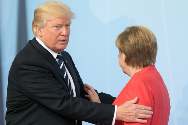 Дональд Трамп покровительственно похлопал канцлера Германии по плечу.