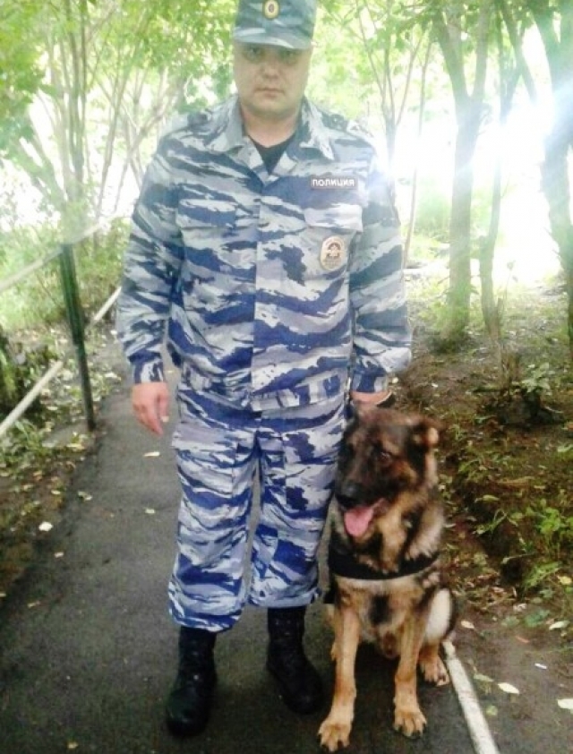 Прапорщик полиции Андрей Балуев нашёл заблудившихся в лесу.