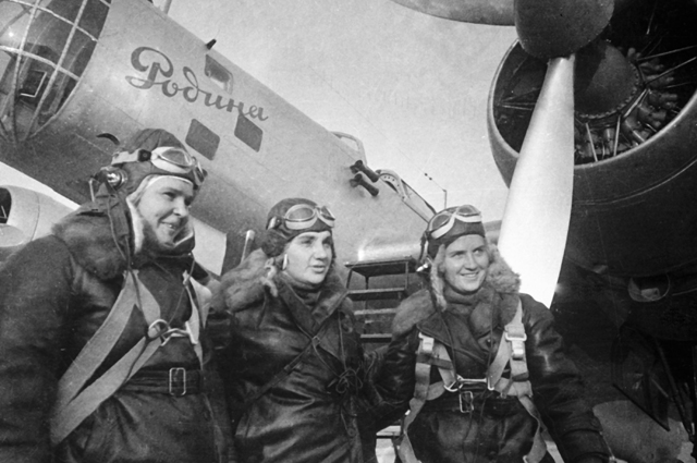 Валентина Гризодубова, Полина Осипенко и Марина Раскова перед беспосадочным перелётом на самолёте Москва — Дальний Восток.