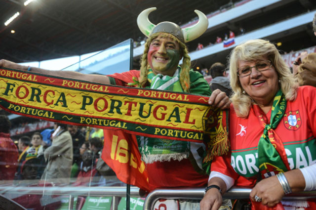 Португальские фанаты отмечают домашнюю победу своей команды над сборной России