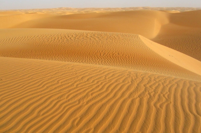 Волнистые пески пустыни Сахара.