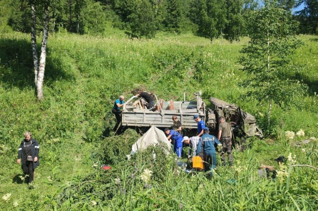 В горах Алтая опрокинулся грузовой автомобиль с уральскими туристами