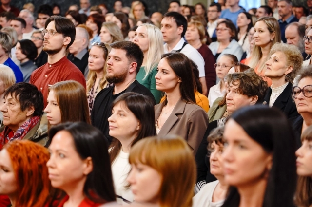 Сотни реставраторов были приглашены на торжественный вечер.