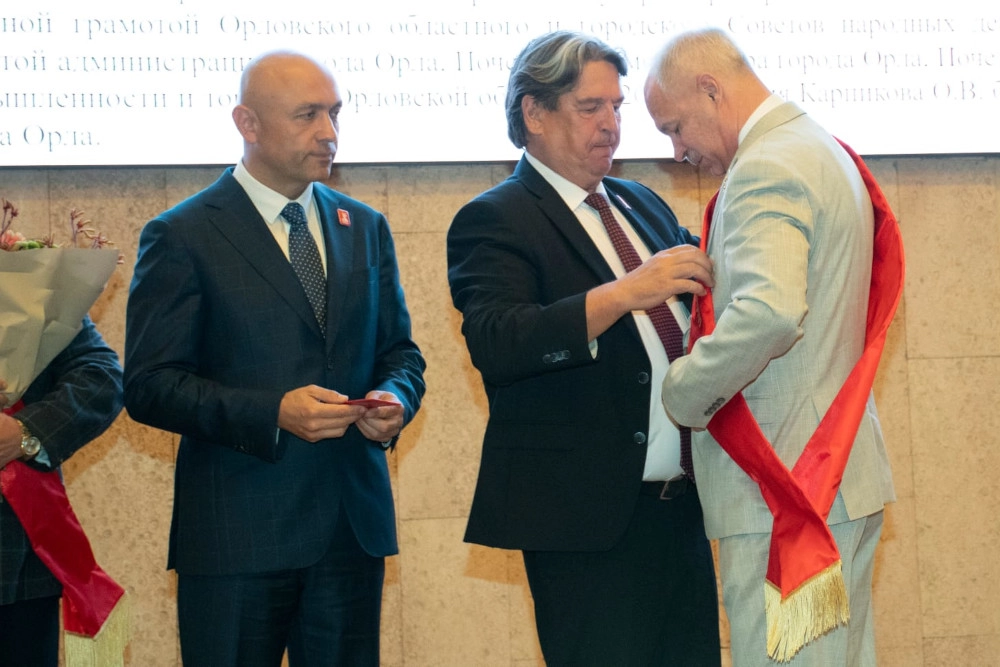 Олег Карпиков — человек, чья жизнь стала примером преданности родному городу и стране.