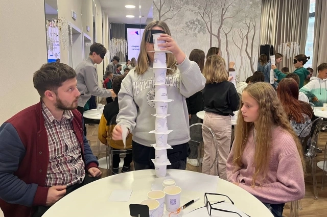 В некоторых заданиях школьникам приходилось полагаться только на членов своей команды.