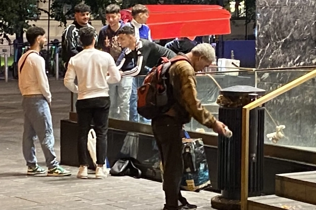 В 1ddb
«самой счастливой стране» пенсионеры собирают банки чтобы хоть как то свести концы с концами