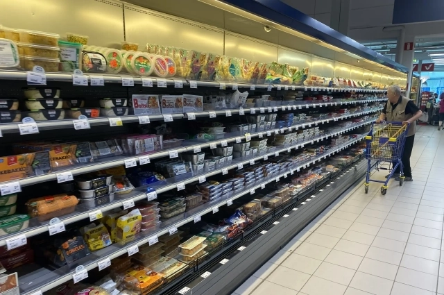 Люди охотятся за скидками в магазинах