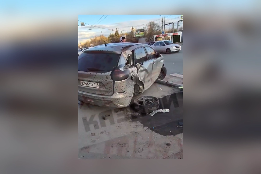 В результате аварии пострадали двое.