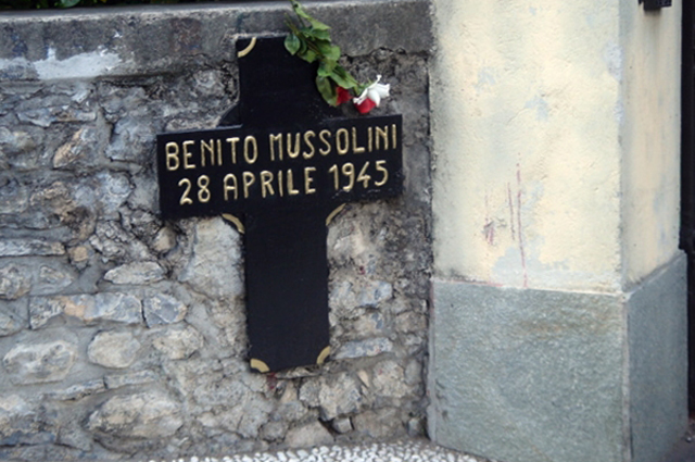 Памятный знак на месте расстрела Муссолини