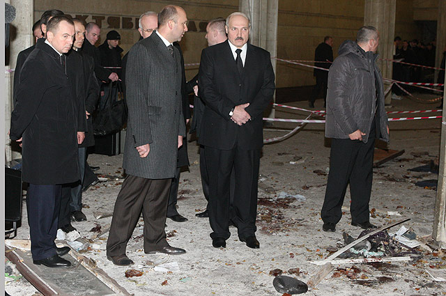 Президент Белоруссии Александр Лукашенко осматривает место взрыва на станции метро «Октябрьская» минского метро.