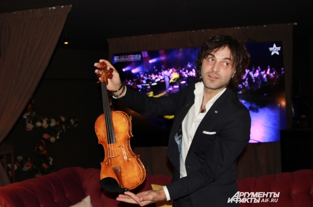 Маэстро продемонстрировал скрипку, которую он сам сделал и на которой будет играть.