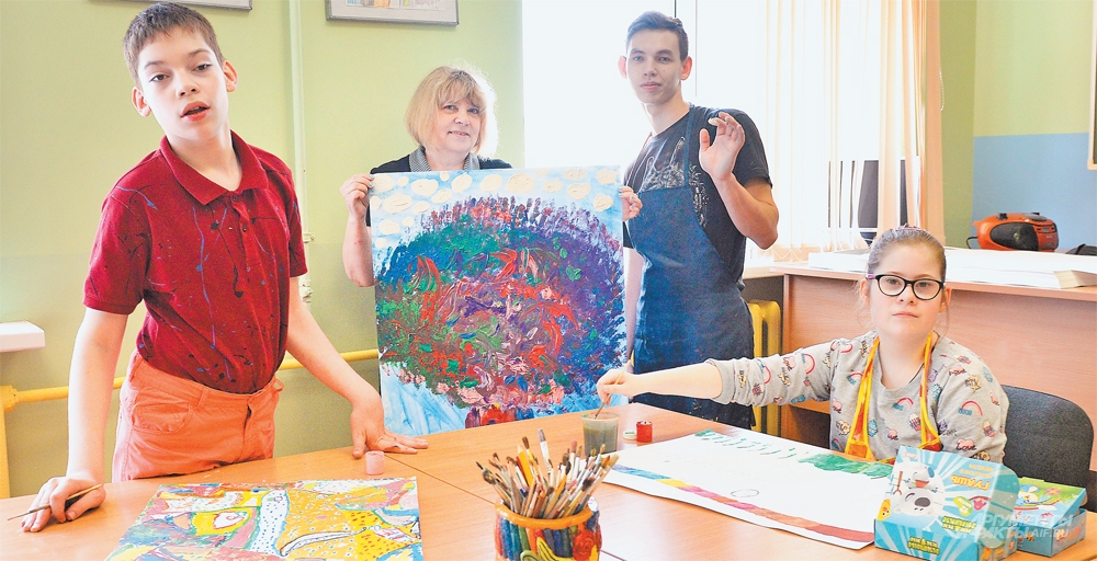 Ученики студии «Волшебные краски» с преподавателем студии Еленой Зориной демонстрируют свои работы.