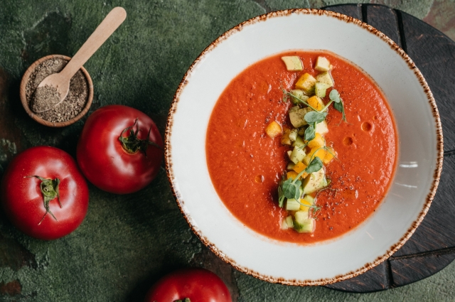 Суп-пюре из помидоров можно украсить по-разному.