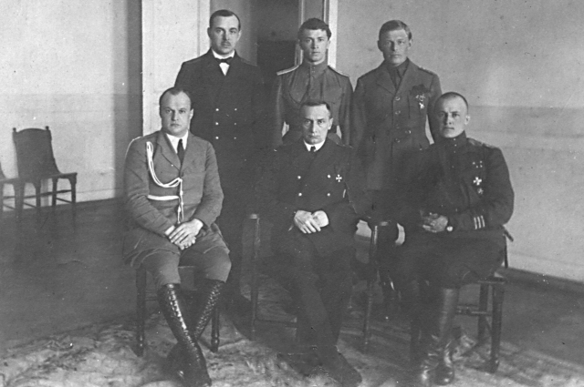 Сидят (слева направо) тот самый Князев, тогда ещё военный министр Колчак и Удинцев. Омск, ноябрь 1918 года. 